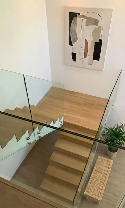 La misma escalera vista desde el descanso de la planta alta